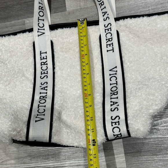 Victoria’s Secret Large Cozy Plush Fleece Tote Bag - Ivory - Picture 6 of 7